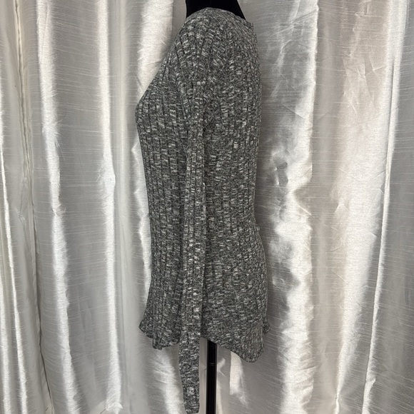 Abercrombie & Fitch Women’s Medium Ribbed Knit Long Sleeve Stretch Scoop Hem Top - Picture 4 of 7